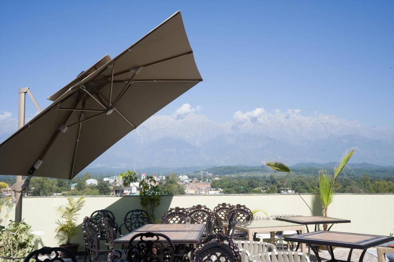 Clarks Inn Suites Кангра Экстерьер фото
