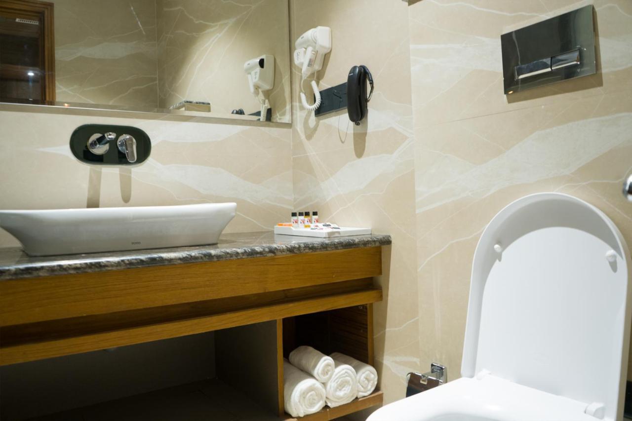 Clarks Inn Suites Кангра Экстерьер фото