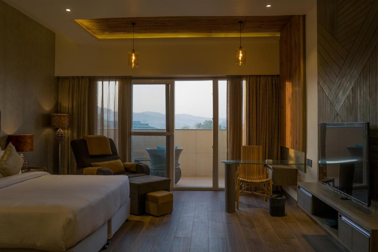 Clarks Inn Suites Кангра Экстерьер фото