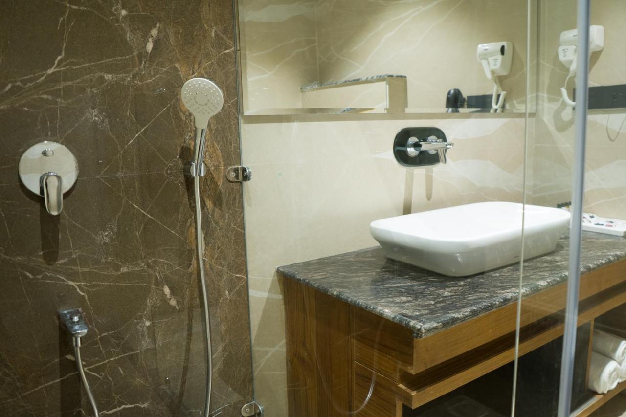 Clarks Inn Suites Кангра Экстерьер фото