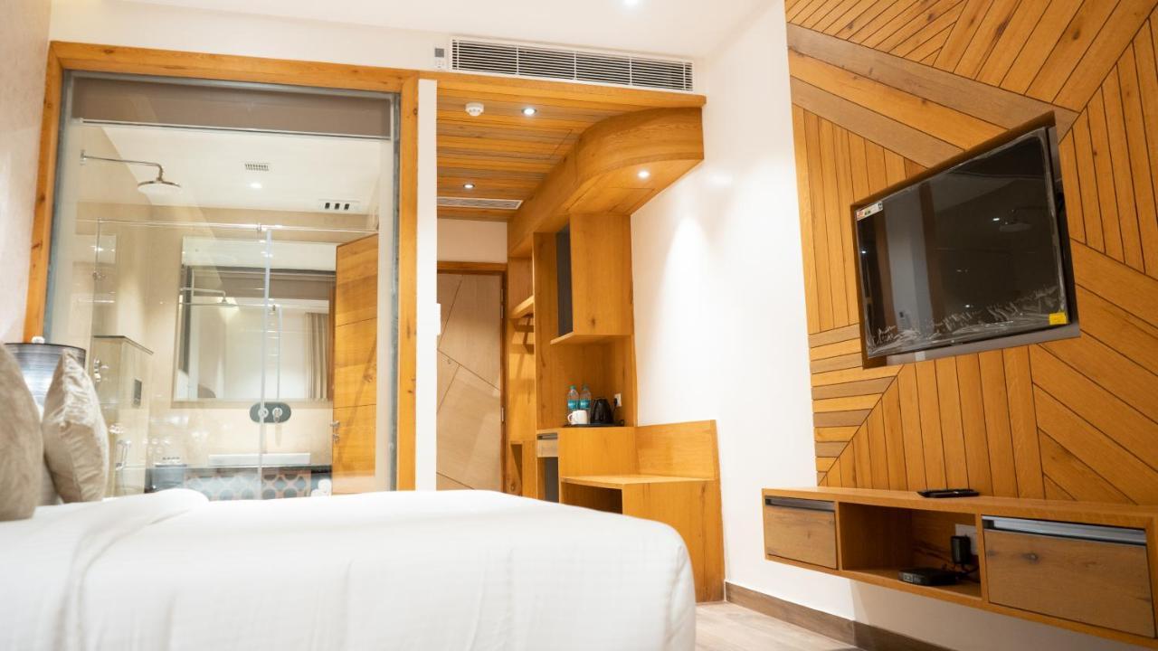 Clarks Inn Suites Кангра Экстерьер фото