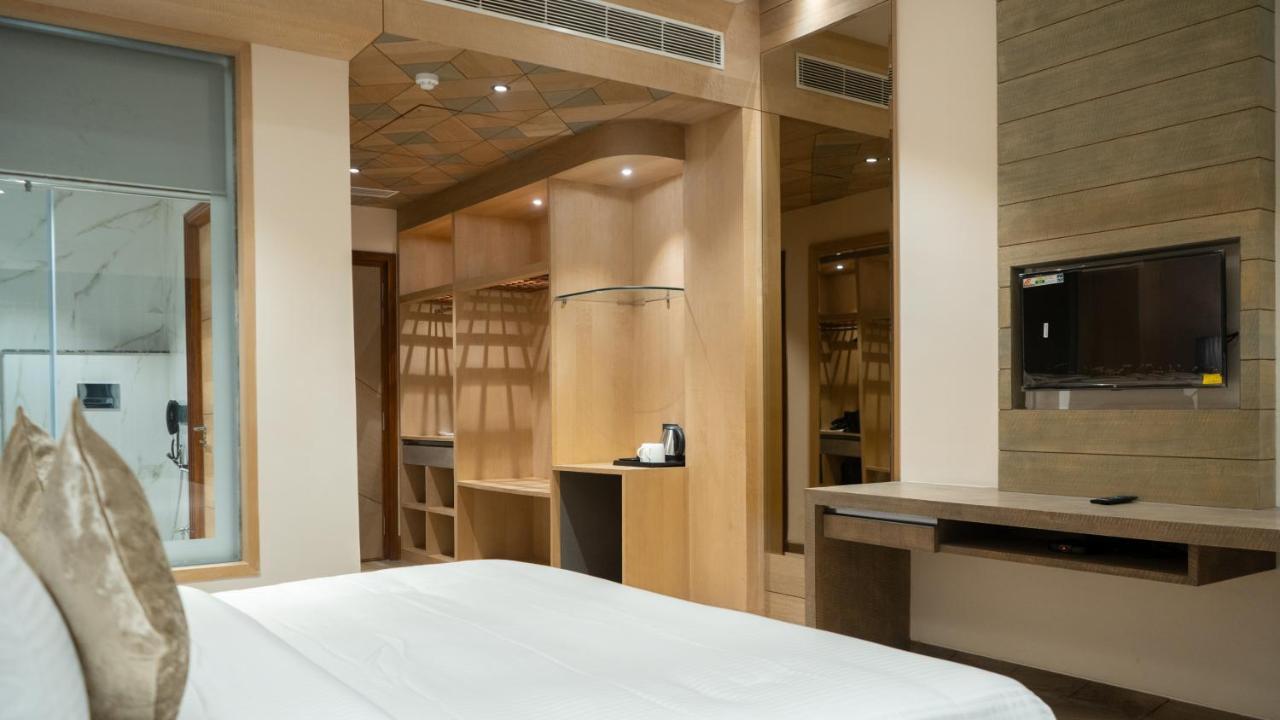 Clarks Inn Suites Кангра Экстерьер фото