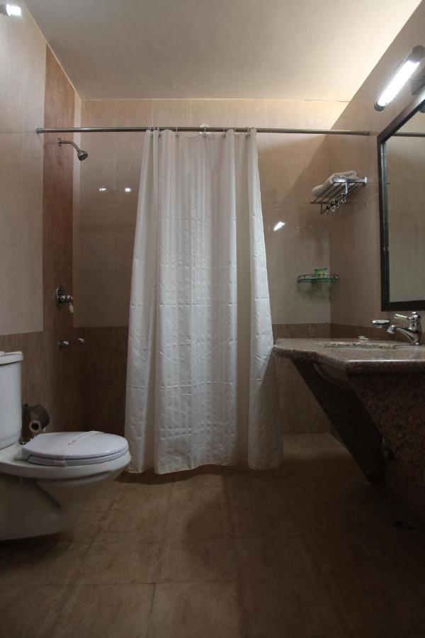 Clarks Inn Suites Кангра Экстерьер фото